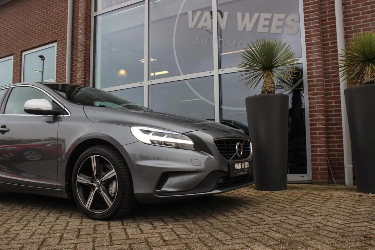 2.0 T2 R-Design Facelift | 2e eigenaar | LED | Navigatie | 17 inch | Climate control | Alcantara/leer | Sportstoelen | PDC | Cruise control | Sportstuur | 122 pk