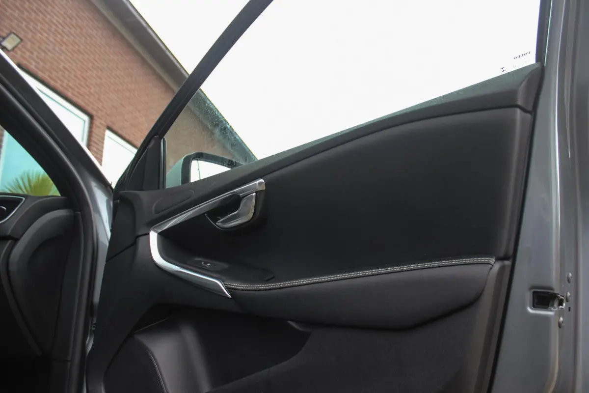 2.0 T2 R-Design Facelift | 2e eigenaar | LED | Navigatie | 17 inch | Climate control | Alcantara/leer | Sportstoelen | PDC | Cruise control | Sportstuur | 122 pk