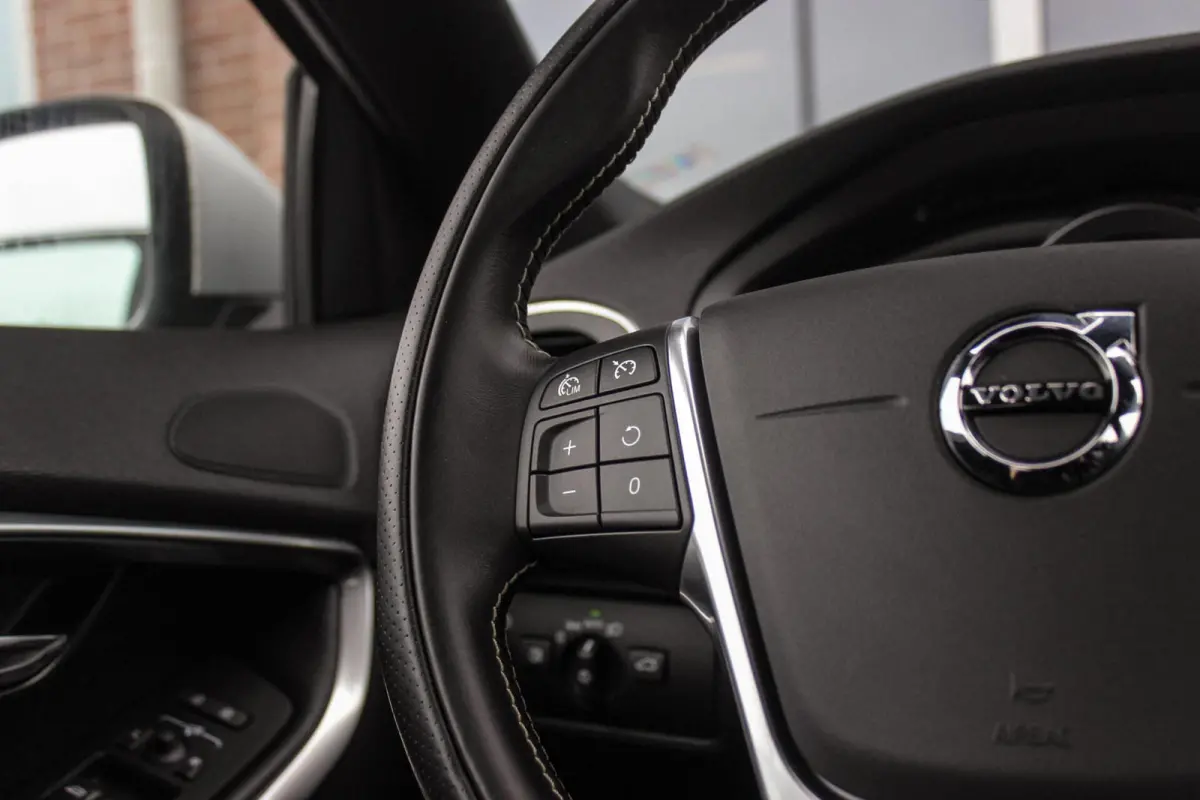 2.0 T2 R-Design Facelift | 2e eigenaar | LED | Navigatie | 17 inch | Climate control | Alcantara/leer | Sportstoelen | PDC | Cruise control | Sportstuur | 122 pk