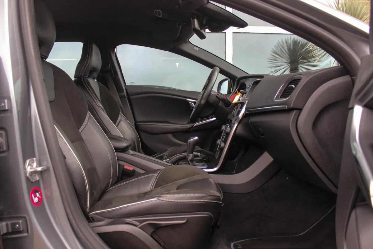 2.0 T2 R-Design Facelift | 2e eigenaar | LED | Navigatie | 17 inch | Climate control | Alcantara/leer | Sportstoelen | PDC | Cruise control | Sportstuur | 122 pk
