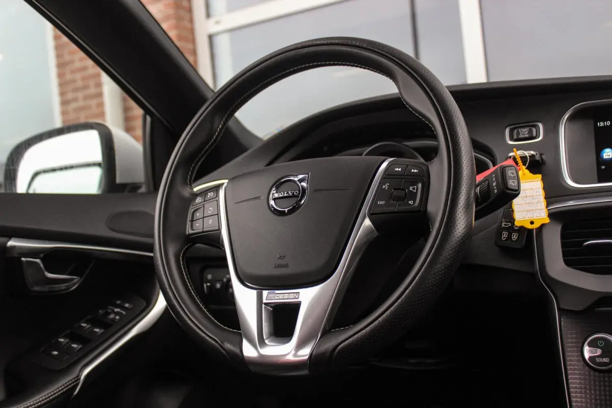 2.0 T2 R-Design Facelift | 2e eigenaar | LED | Navigatie | 17 inch | Climate control | Alcantara/leer | Sportstoelen | PDC | Cruise control | Sportstuur | 122 pk