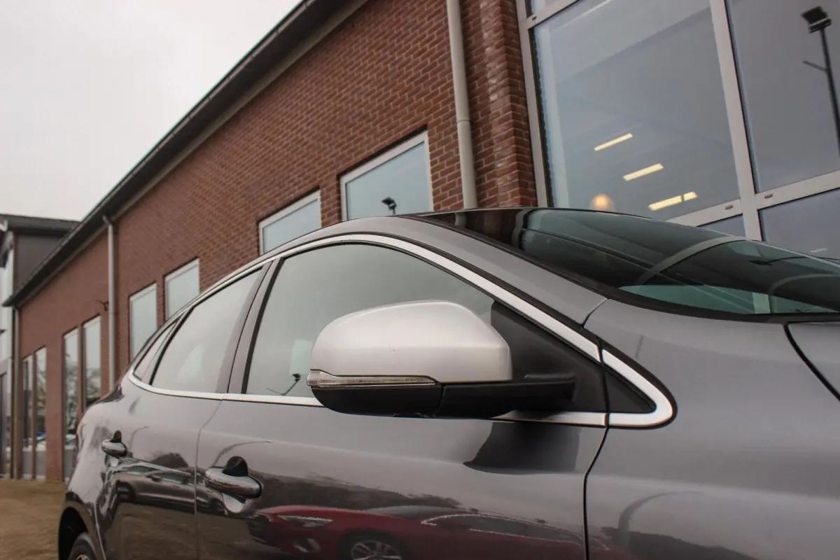 2.0 T2 R-Design Facelift | 2e eigenaar | LED | Navigatie | 17 inch | Climate control | Alcantara/leer | Sportstoelen | PDC | Cruise control | Sportstuur | 122 pk