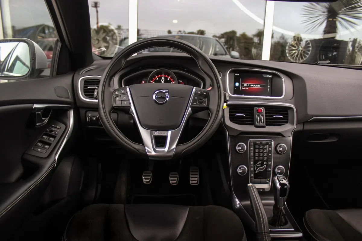 2.0 T2 R-Design Facelift | 2e eigenaar | LED | Navigatie | 17 inch | Climate control | Alcantara/leer | Sportstoelen | PDC | Cruise control | Sportstuur | 122 pk