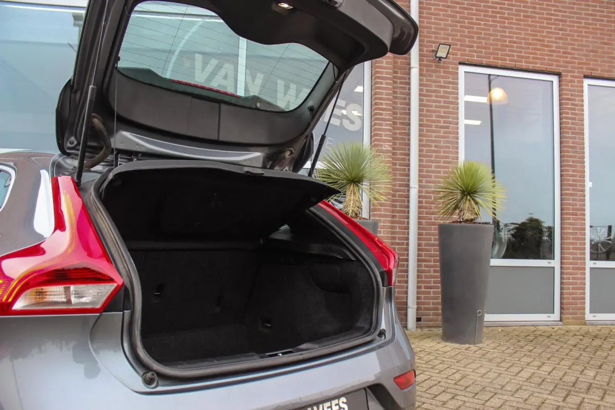 2.0 T2 R-Design Facelift | 2e eigenaar | LED | Navigatie | 17 inch | Climate control | Alcantara/leer | Sportstoelen | PDC | Cruise control | Sportstuur | 122 pk