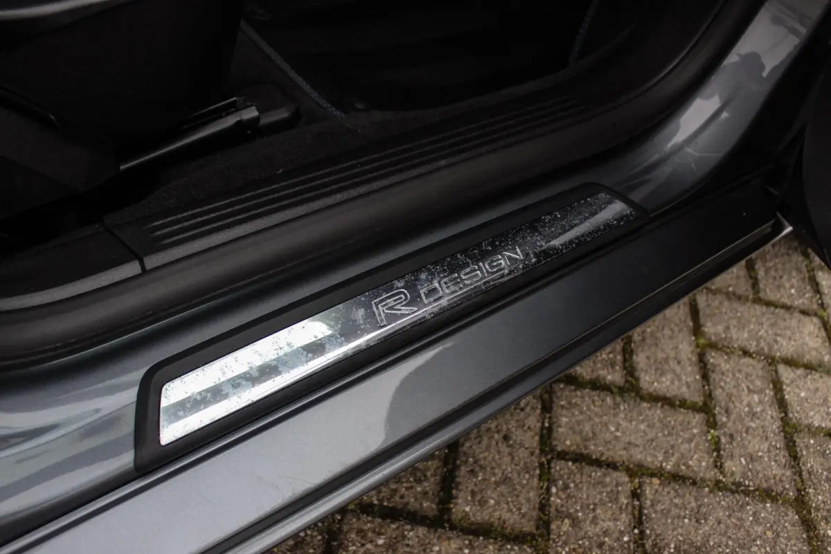 2.0 T2 R-Design Facelift | 2e eigenaar | LED | Navigatie | 17 inch | Climate control | Alcantara/leer | Sportstoelen | PDC | Cruise control | Sportstuur | 122 pk