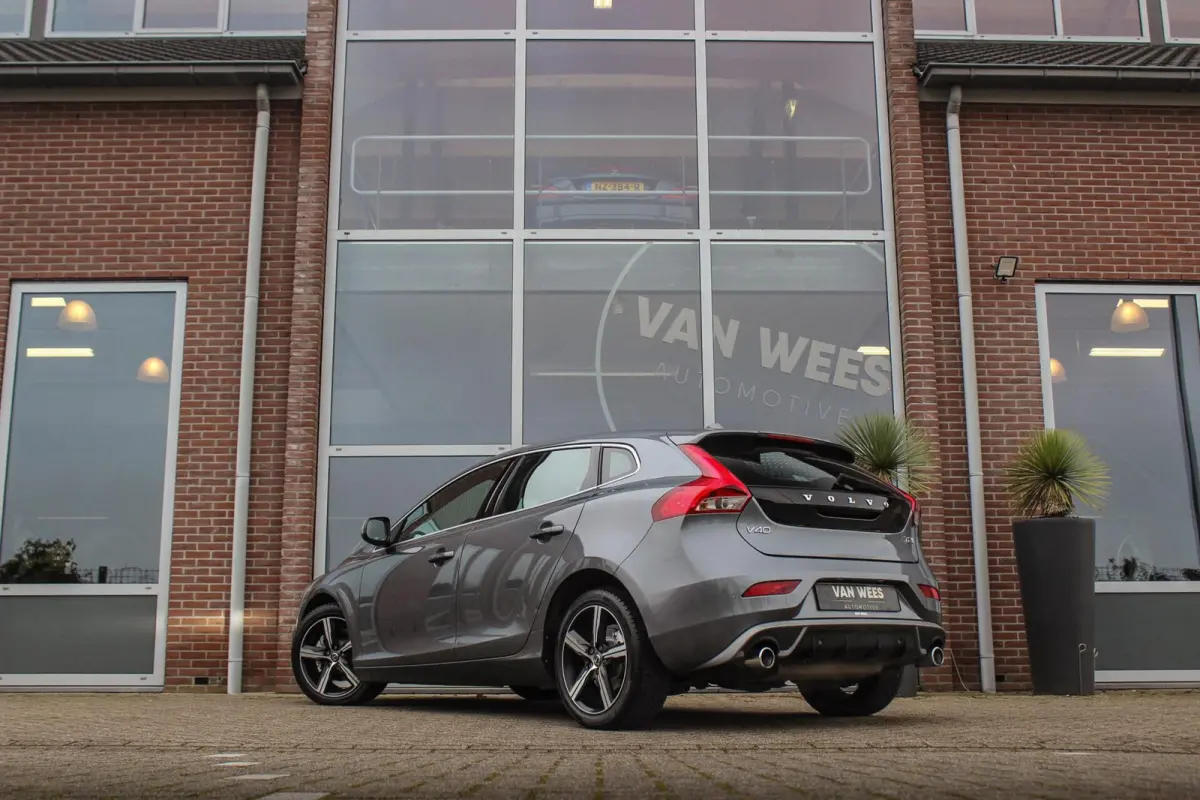 2.0 T2 R-Design Facelift | 2e eigenaar | LED | Navigatie | 17 inch | Climate control | Alcantara/leer | Sportstoelen | PDC | Cruise control | Sportstuur | 122 pk