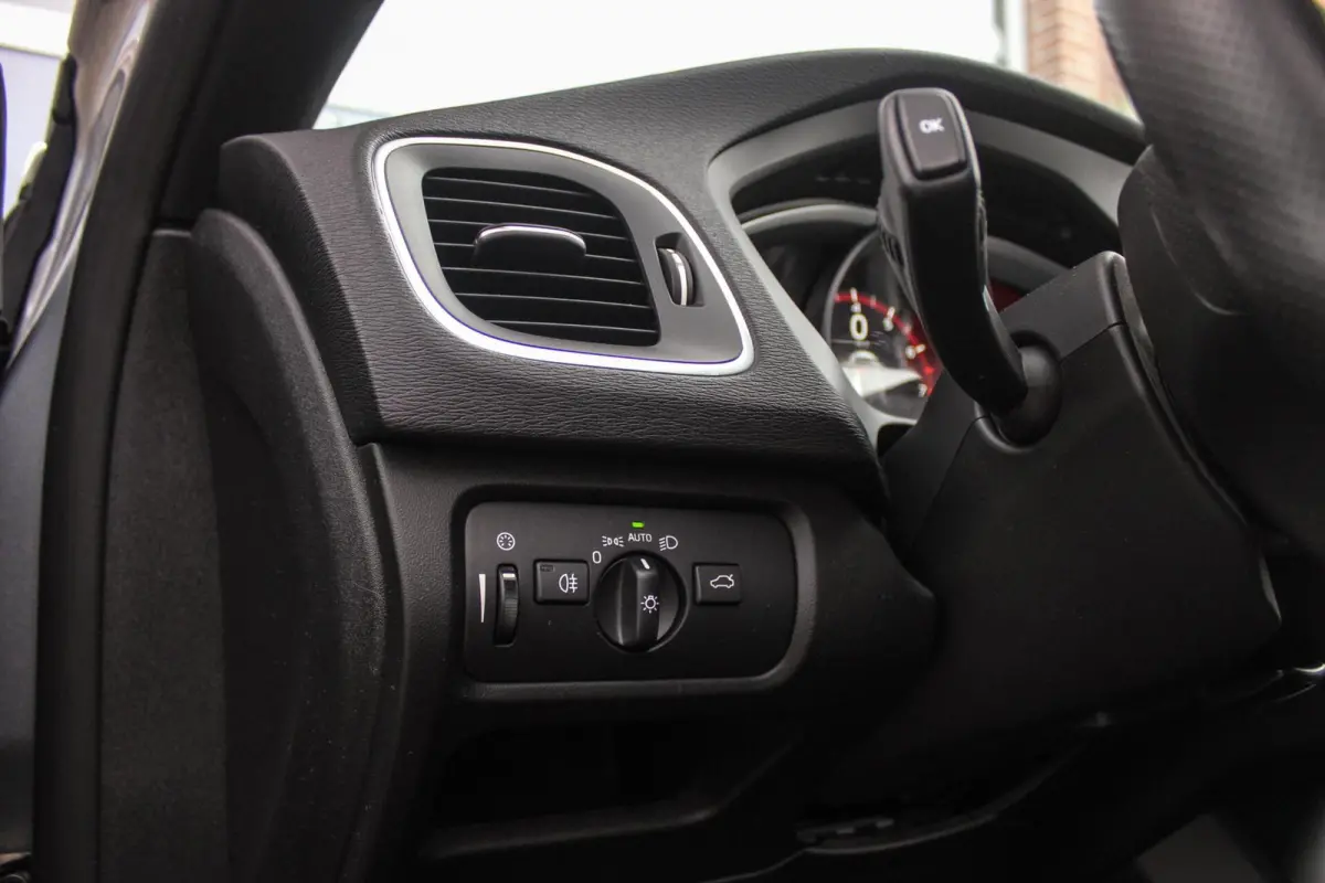 2.0 T2 R-Design Facelift | 2e eigenaar | LED | Navigatie | 17 inch | Climate control | Alcantara/leer | Sportstoelen | PDC | Cruise control | Sportstuur | 122 pk