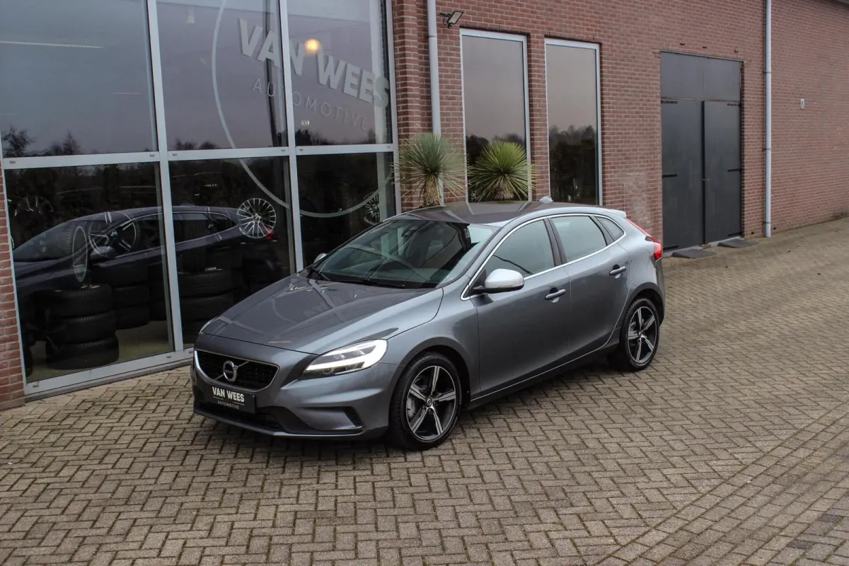 2.0 T2 R-Design Facelift | 2e eigenaar | LED | Navigatie | 17 inch | Climate control | Alcantara/leer | Sportstoelen | PDC | Cruise control | Sportstuur | 122 pk