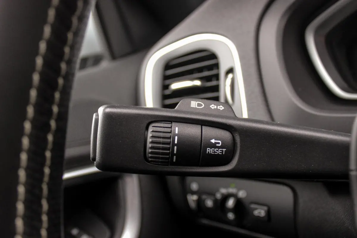2.0 T2 R-Design Facelift | 2e eigenaar | LED | Navigatie | 17 inch | Climate control | Alcantara/leer | Sportstoelen | PDC | Cruise control | Sportstuur | 122 pk