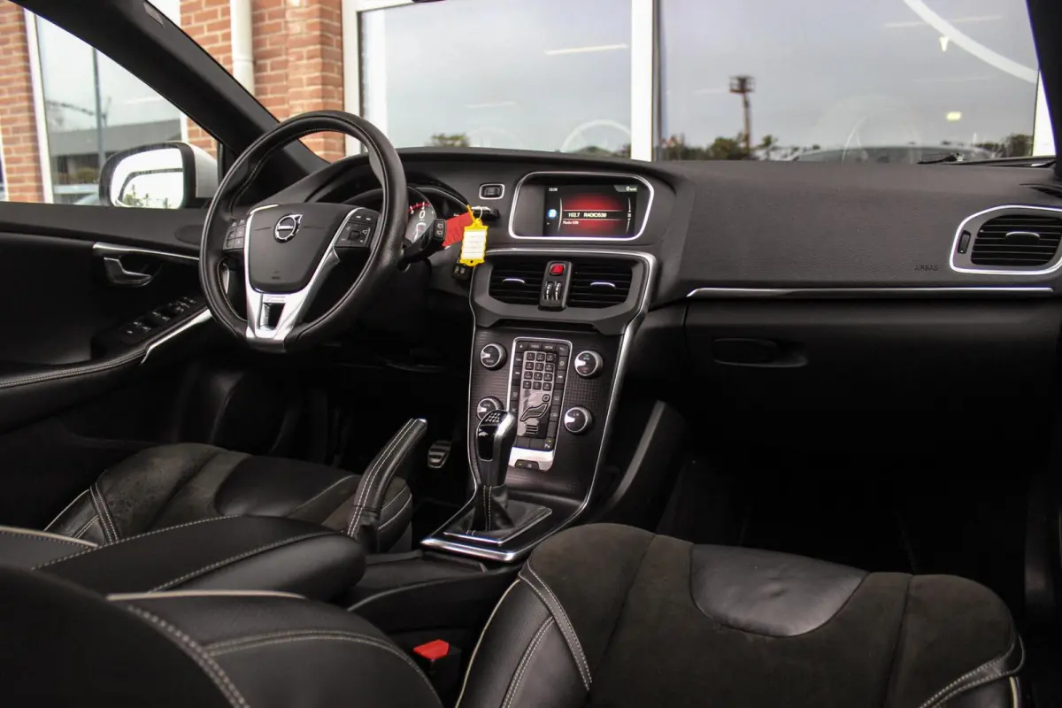 2.0 T2 R-Design Facelift | 2e eigenaar | LED | Navigatie | 17 inch | Climate control | Alcantara/leer | Sportstoelen | PDC | Cruise control | Sportstuur | 122 pk