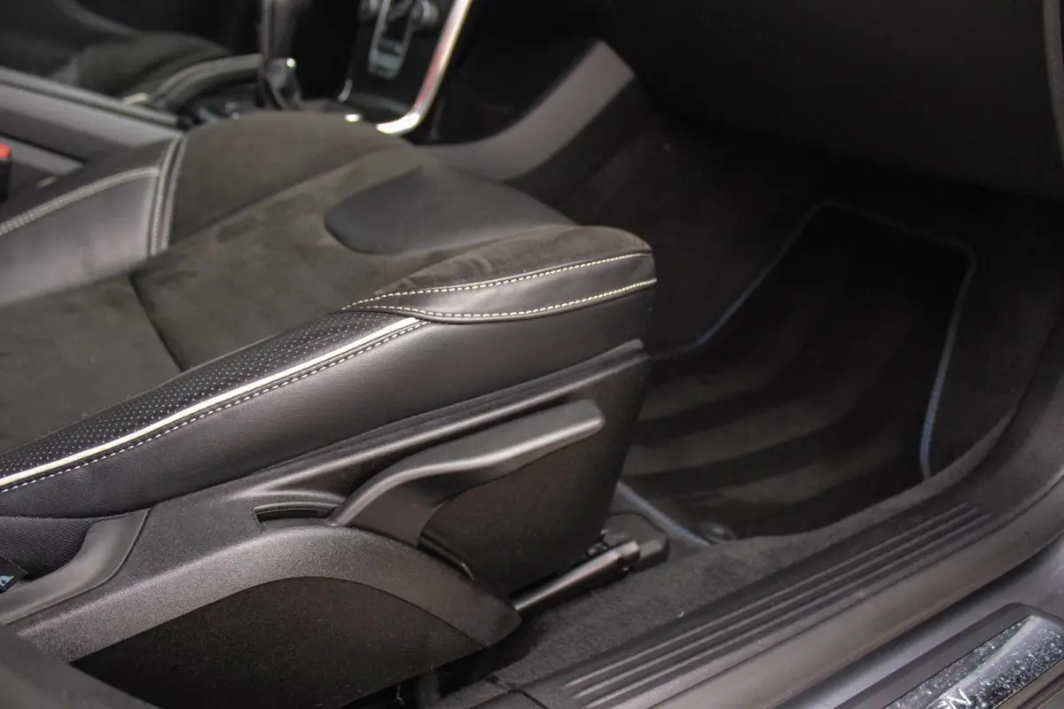 2.0 T2 R-Design Facelift | 2e eigenaar | LED | Navigatie | 17 inch | Climate control | Alcantara/leer | Sportstoelen | PDC | Cruise control | Sportstuur | 122 pk