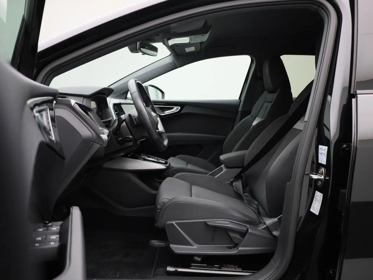 40 Advanced edition 77 kWh l Demo l Cruise control l Airco l Navigatie l Parkeersensoren l Stoelverwarming l Privacy glas l Lichtpakket plus ambient light l Matrix-ledkoplampen l Apple Carpl