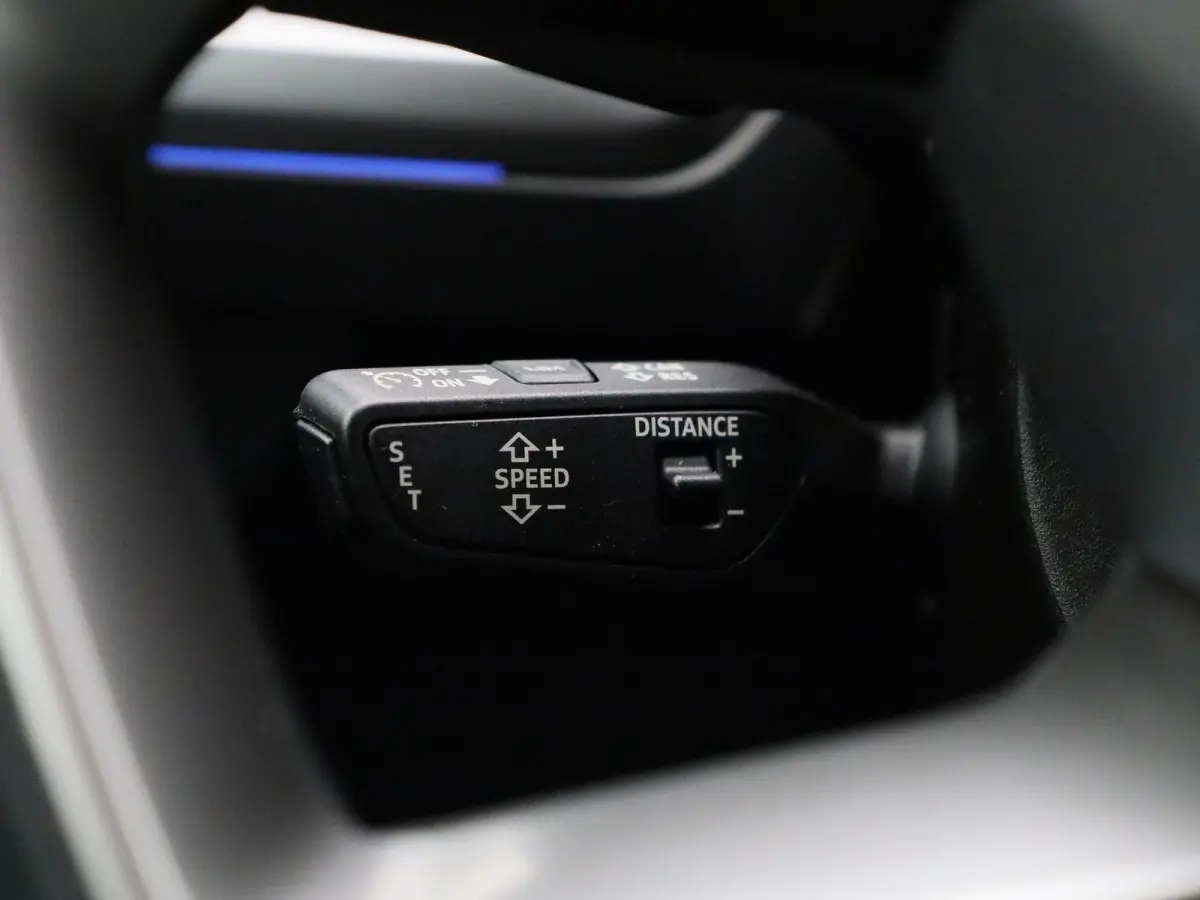 40 Advanced edition 77 kWh l Demo l Cruise control l Airco l Navigatie l Parkeersensoren l Stoelverwarming l Privacy glas l Lichtpakket plus ambient light l Matrix-ledkoplampen l Apple Carpl