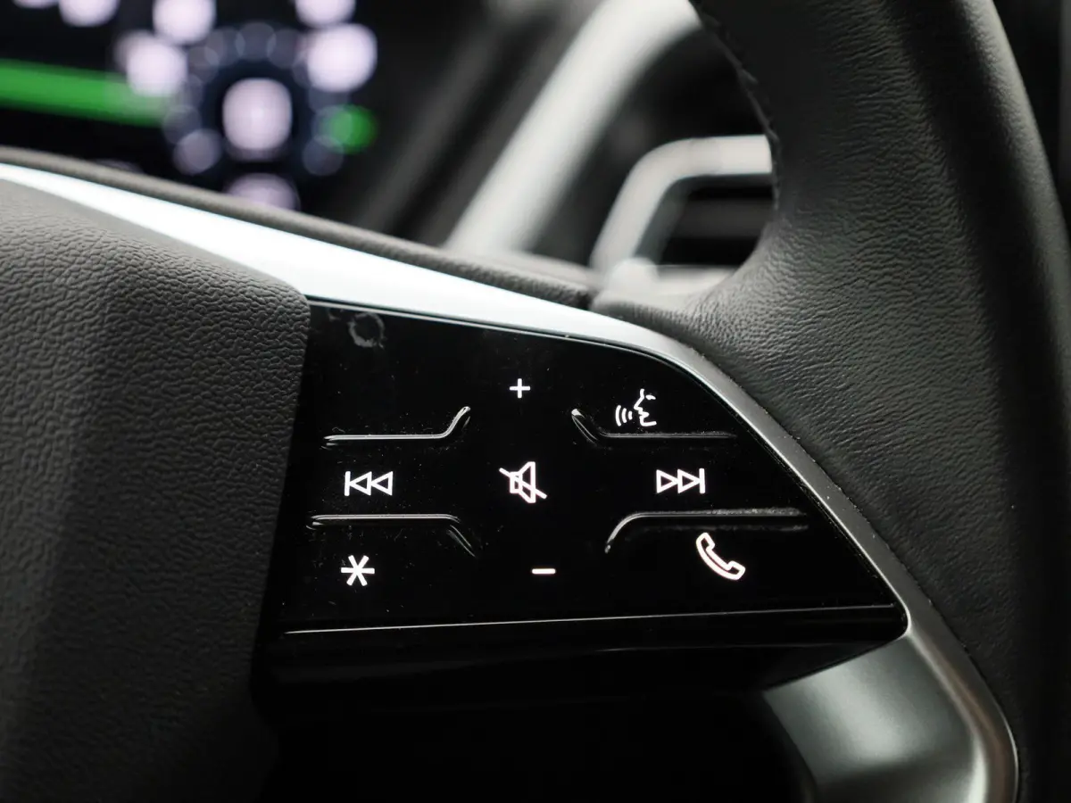 40 Advanced edition 77 kWh l Demo l Cruise control l Airco l Navigatie l Parkeersensoren l Stoelverwarming l Privacy glas l Lichtpakket plus ambient light l Matrix-ledkoplampen l Apple Carpl