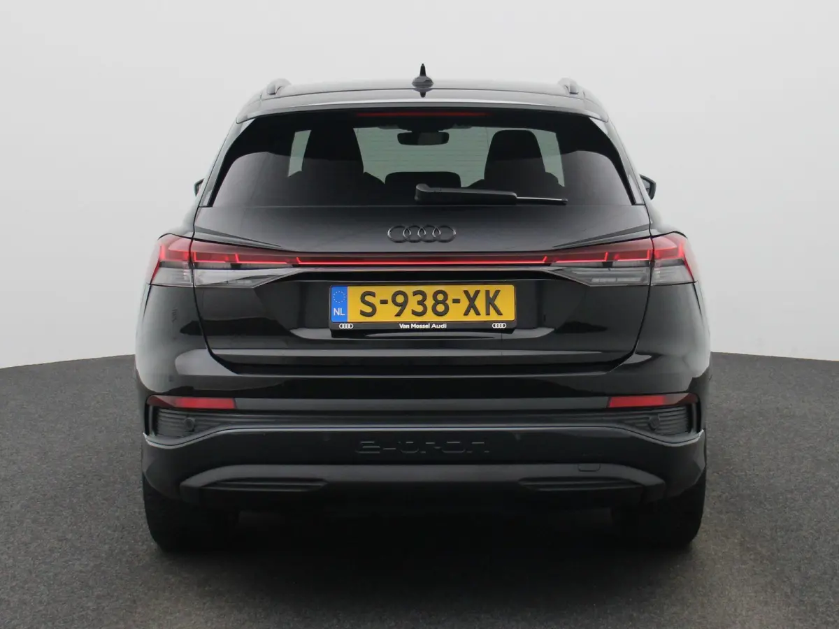 40 Advanced edition 77 kWh l Demo l Cruise control l Airco l Navigatie l Parkeersensoren l Stoelverwarming l Privacy glas l Lichtpakket plus ambient light l Matrix-ledkoplampen l Apple Carpl