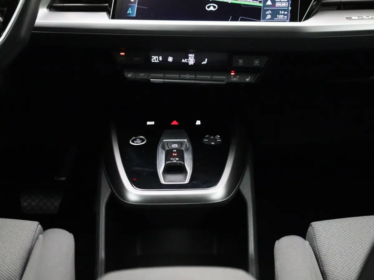 40 Advanced edition 77 kWh l Demo l Cruise control l Airco l Navigatie l Parkeersensoren l Stoelverwarming l Privacy glas l Lichtpakket plus ambient light l Matrix-ledkoplampen l Apple Carpl
