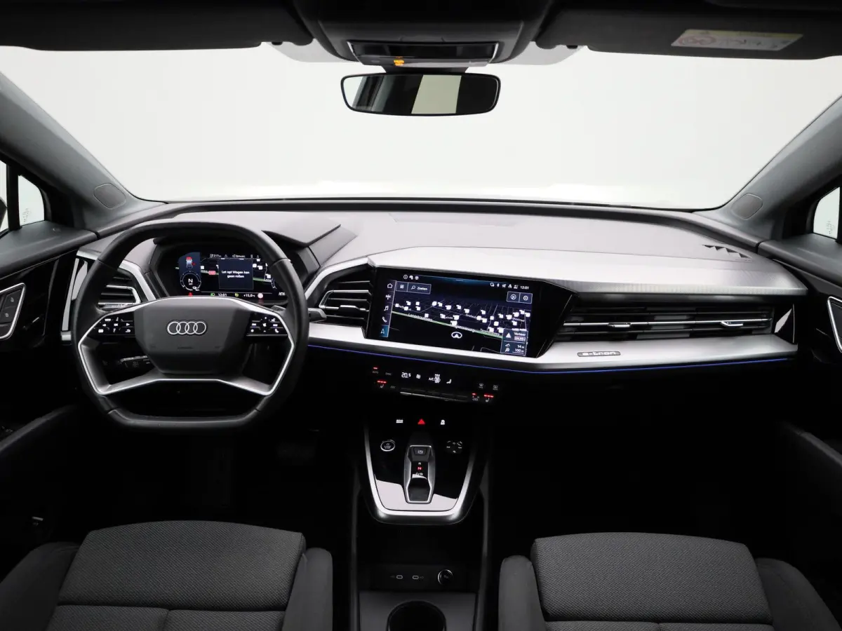 40 Advanced edition 77 kWh l Demo l Cruise control l Airco l Navigatie l Parkeersensoren l Stoelverwarming l Privacy glas l Lichtpakket plus ambient light l Matrix-ledkoplampen l Apple Carpl