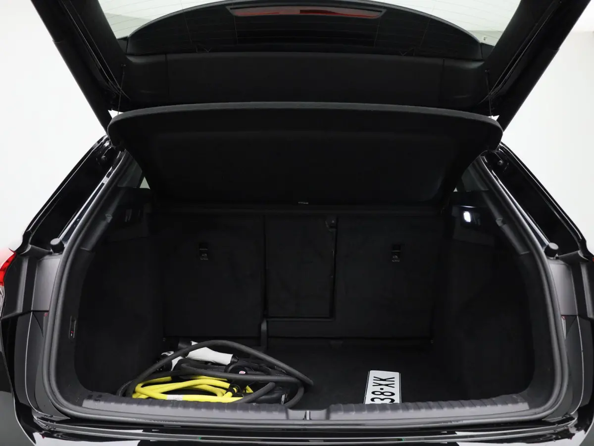 40 Advanced edition 77 kWh l Demo l Cruise control l Airco l Navigatie l Parkeersensoren l Stoelverwarming l Privacy glas l Lichtpakket plus ambient light l Matrix-ledkoplampen l Apple Carpl