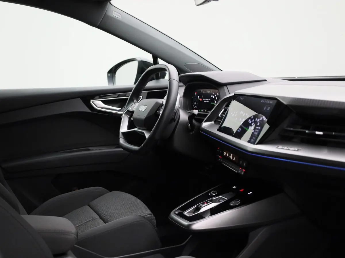 40 Advanced edition 77 kWh l Demo l Cruise control l Airco l Navigatie l Parkeersensoren l Stoelverwarming l Privacy glas l Lichtpakket plus ambient light l Matrix-ledkoplampen l Apple Carpl