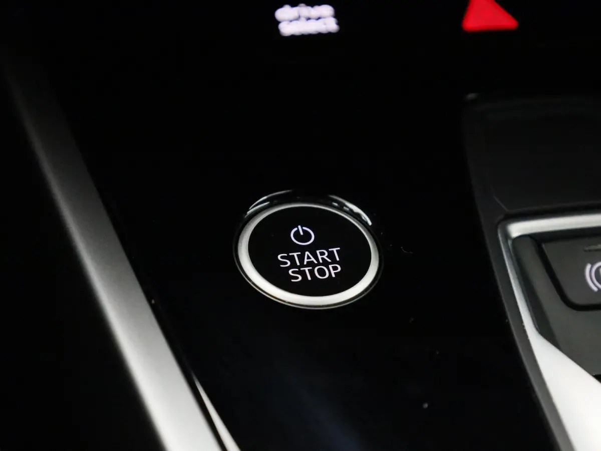 40 Advanced edition 77 kWh l Demo l Cruise control l Airco l Navigatie l Parkeersensoren l Stoelverwarming l Privacy glas l Lichtpakket plus ambient light l Matrix-ledkoplampen l Apple Carpl