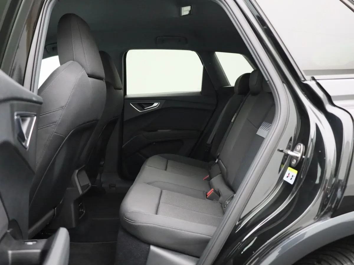 40 Advanced edition 77 kWh l Demo l Cruise control l Airco l Navigatie l Parkeersensoren l Stoelverwarming l Privacy glas l Lichtpakket plus ambient light l Matrix-ledkoplampen l Apple Carpl