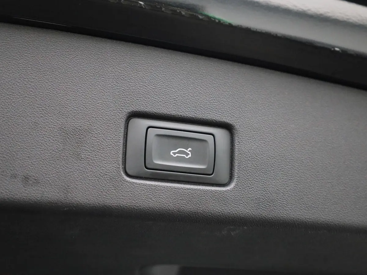40 Advanced edition 77 kWh l Demo l Cruise control l Airco l Navigatie l Parkeersensoren l Stoelverwarming l Privacy glas l Lichtpakket plus ambient light l Matrix-ledkoplampen l Apple Carpl