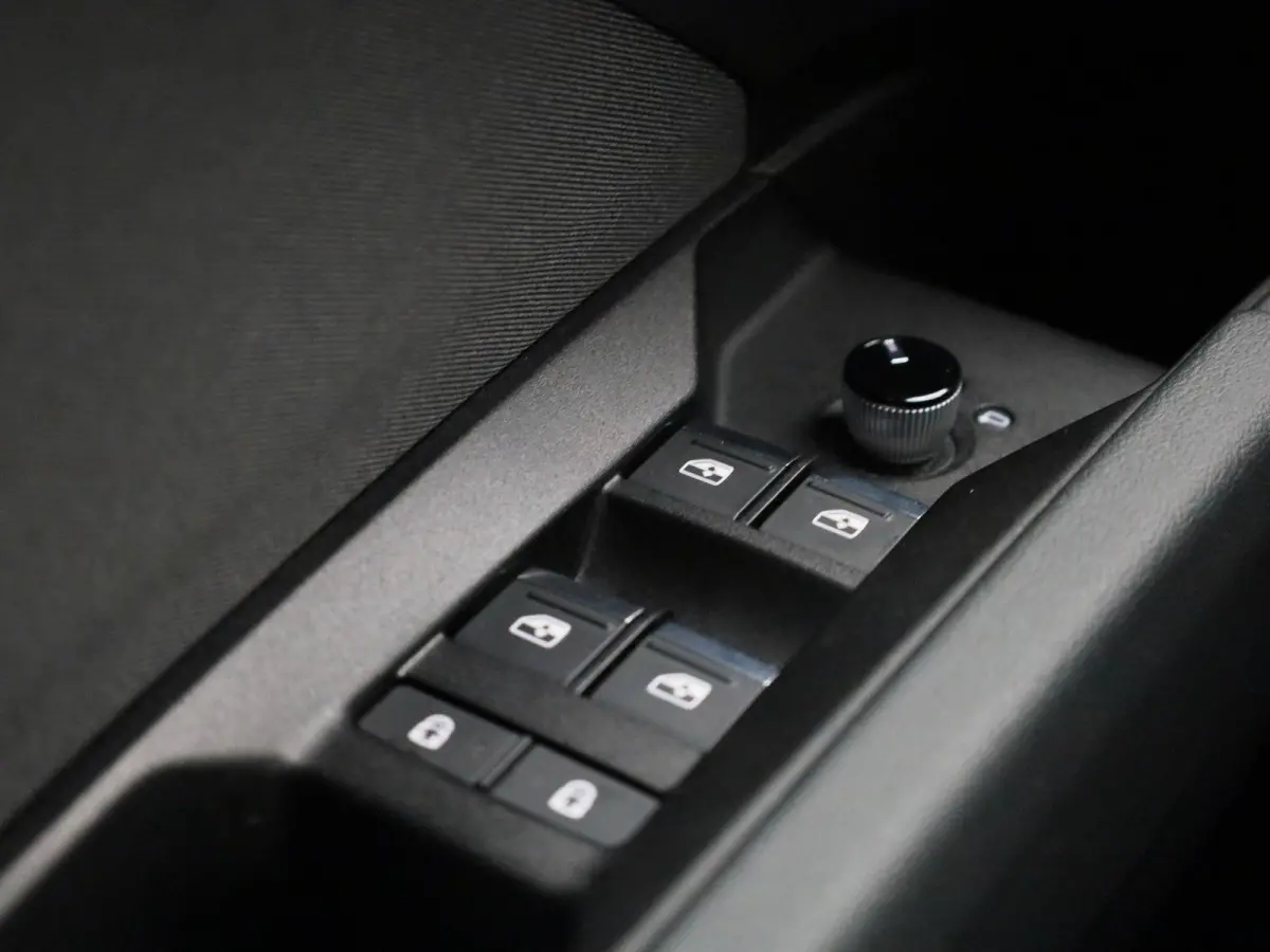 40 Advanced edition 77 kWh l Demo l Cruise control l Airco l Navigatie l Parkeersensoren l Stoelverwarming l Privacy glas l Lichtpakket plus ambient light l Matrix-ledkoplampen l Apple Carpl