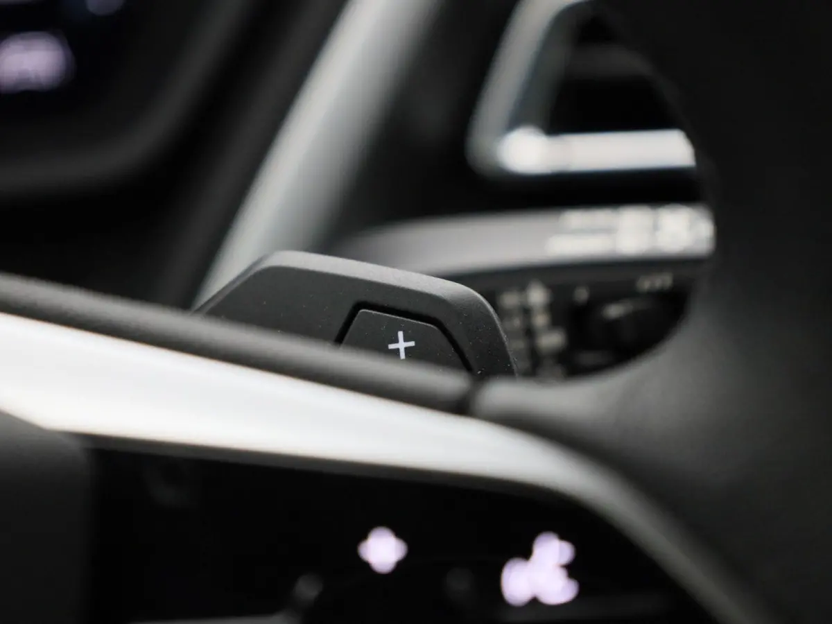 40 Advanced edition 77 kWh l Demo l Cruise control l Airco l Navigatie l Parkeersensoren l Stoelverwarming l Privacy glas l Lichtpakket plus ambient light l Matrix-ledkoplampen l Apple Carpl