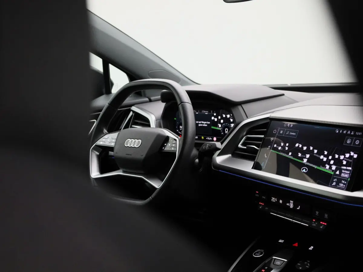40 Advanced edition 77 kWh l Demo l Cruise control l Airco l Navigatie l Parkeersensoren l Stoelverwarming l Privacy glas l Lichtpakket plus ambient light l Matrix-ledkoplampen l Apple Carpl