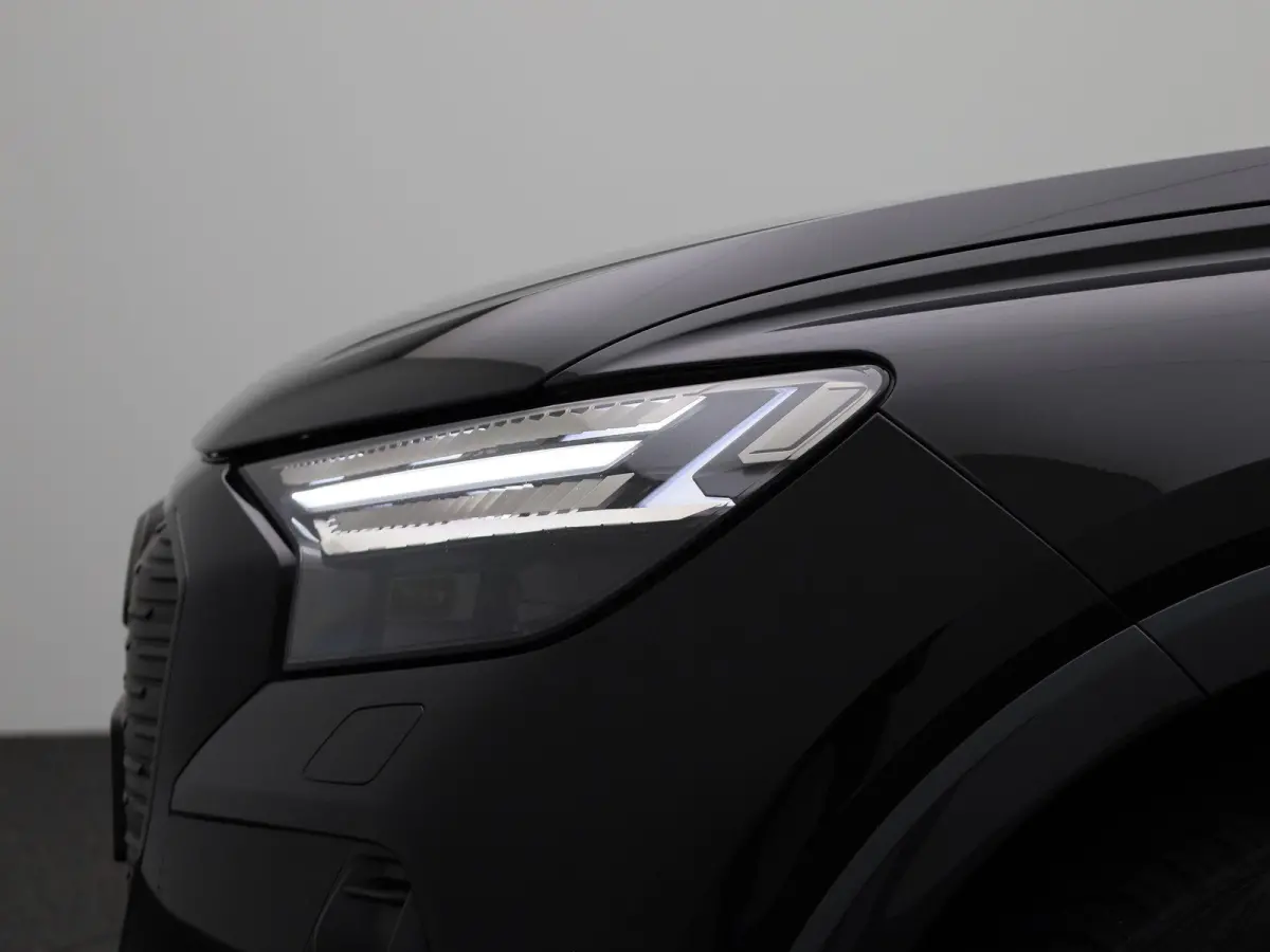 40 Advanced edition 77 kWh l Demo l Cruise control l Airco l Navigatie l Parkeersensoren l Stoelverwarming l Privacy glas l Lichtpakket plus ambient light l Matrix-ledkoplampen l Apple Carpl