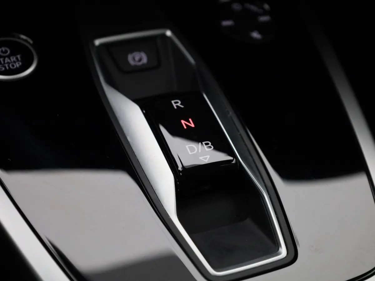 40 Advanced edition 77 kWh l Demo l Cruise control l Airco l Navigatie l Parkeersensoren l Stoelverwarming l Privacy glas l Lichtpakket plus ambient light l Matrix-ledkoplampen l Apple Carpl
