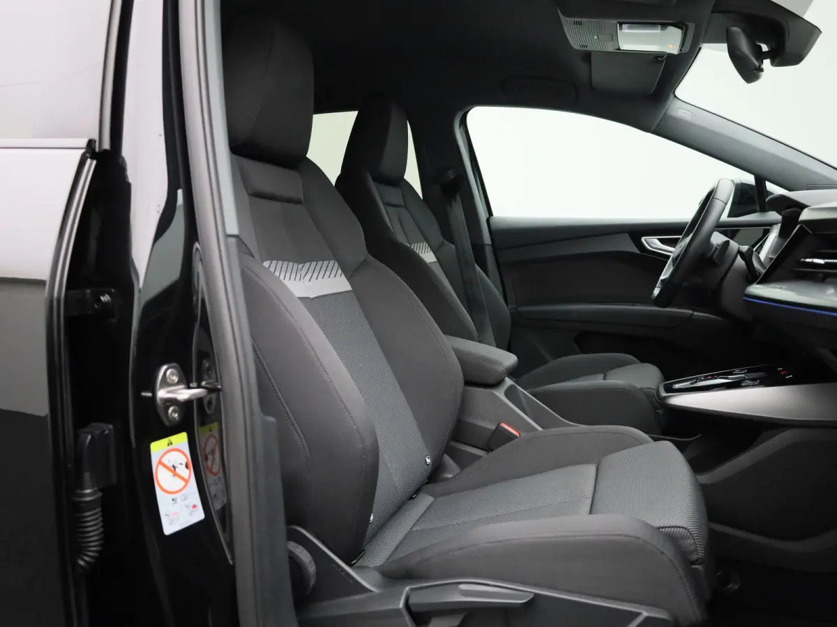 40 Advanced edition 77 kWh l Demo l Cruise control l Airco l Navigatie l Parkeersensoren l Stoelverwarming l Privacy glas l Lichtpakket plus ambient light l Matrix-ledkoplampen l Apple Carpl