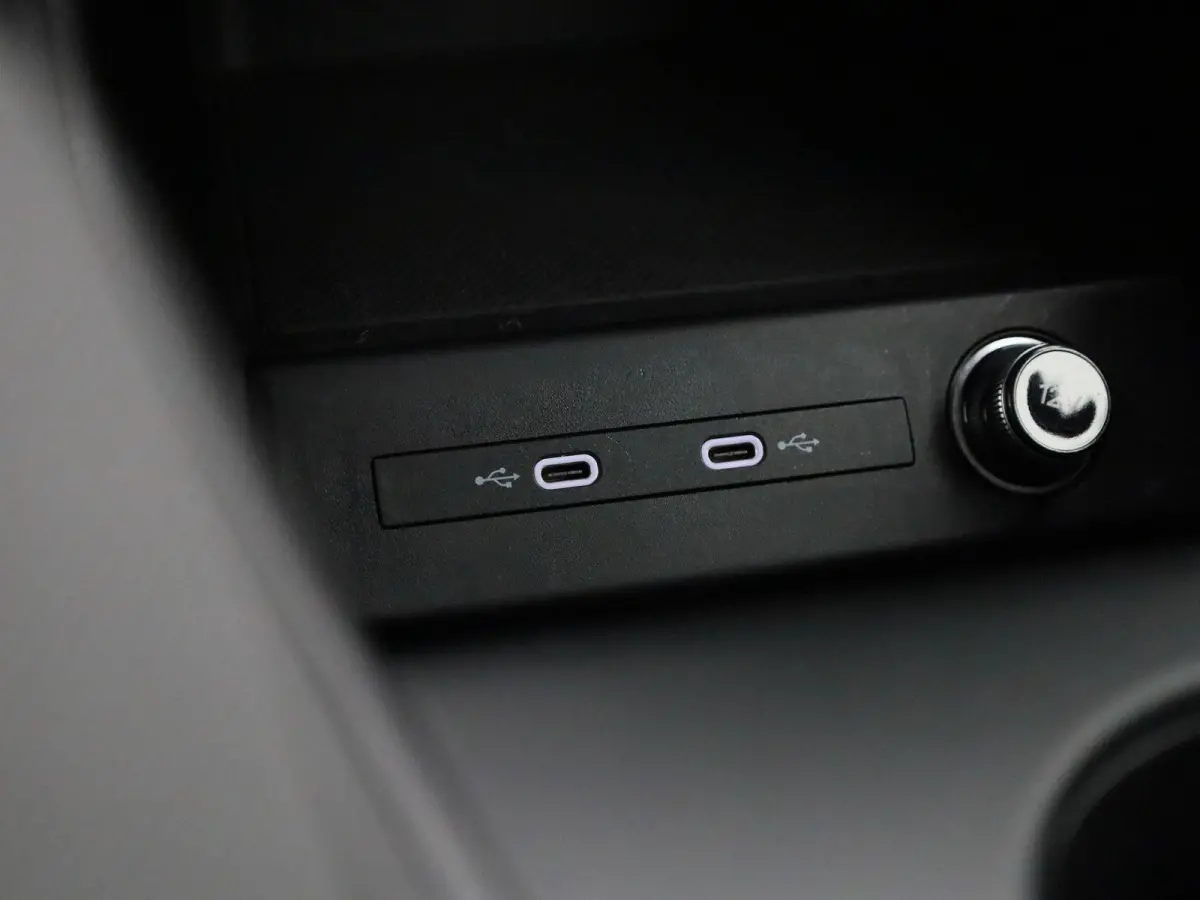 40 Advanced edition 77 kWh l Demo l Cruise control l Airco l Navigatie l Parkeersensoren l Stoelverwarming l Privacy glas l Lichtpakket plus ambient light l Matrix-ledkoplampen l Apple Carpl