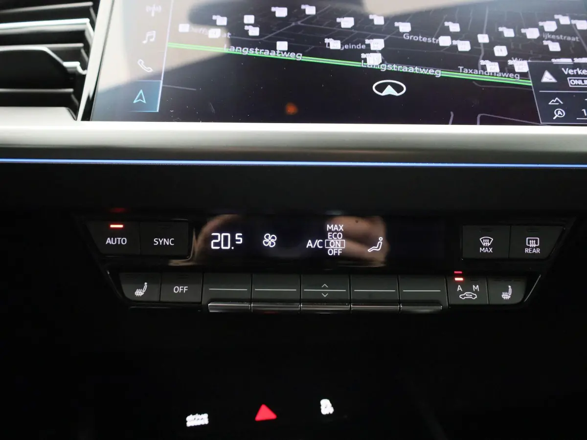 40 Advanced edition 77 kWh l Demo l Cruise control l Airco l Navigatie l Parkeersensoren l Stoelverwarming l Privacy glas l Lichtpakket plus ambient light l Matrix-ledkoplampen l Apple Carpl