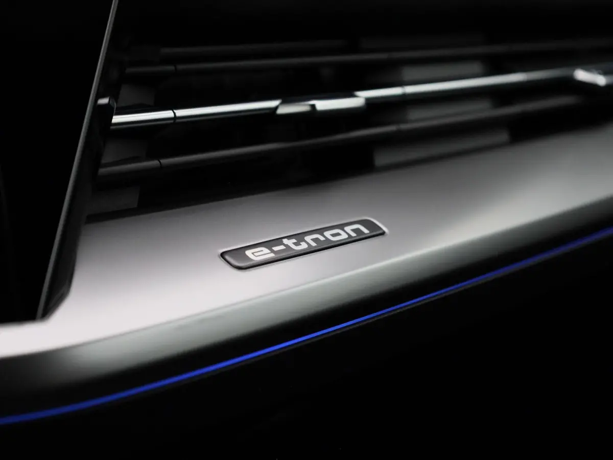 40 Advanced edition 77 kWh l Demo l Cruise control l Airco l Navigatie l Parkeersensoren l Stoelverwarming l Privacy glas l Lichtpakket plus ambient light l Matrix-ledkoplampen l Apple Carpl