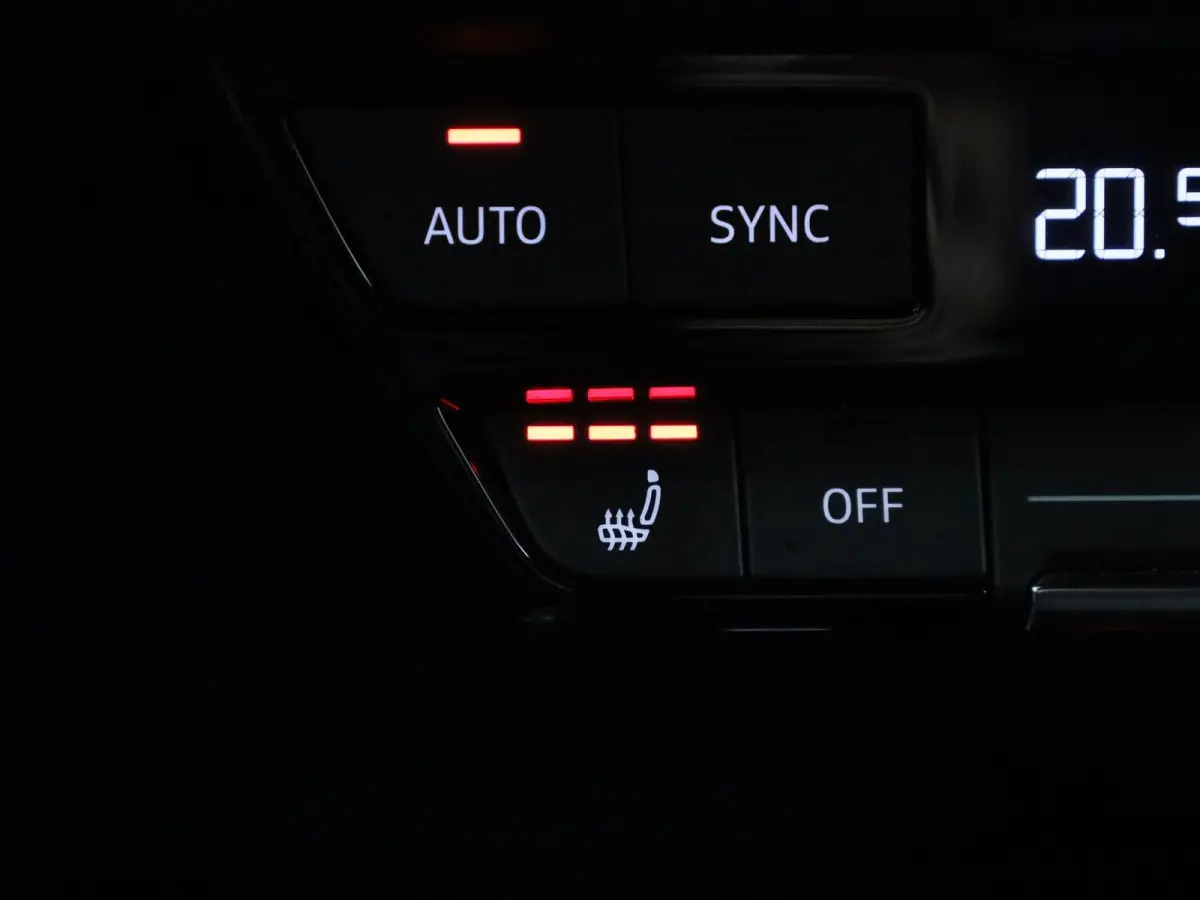 40 Advanced edition 77 kWh l Demo l Cruise control l Airco l Navigatie l Parkeersensoren l Stoelverwarming l Privacy glas l Lichtpakket plus ambient light l Matrix-ledkoplampen l Apple Carpl