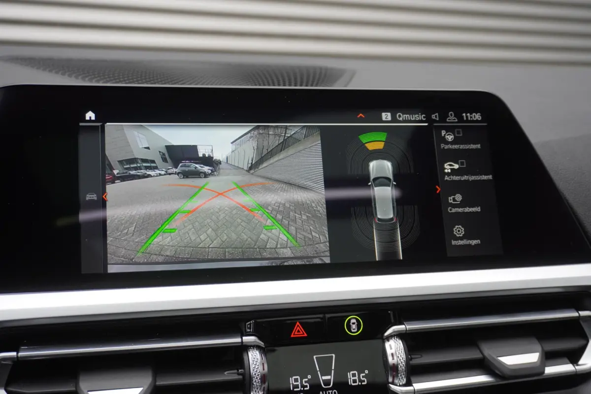 330i High Executive | Glazen panoramadak | Achteruitrijcamera | HiFi System | Elektrisch verwarmde voorstoelen |