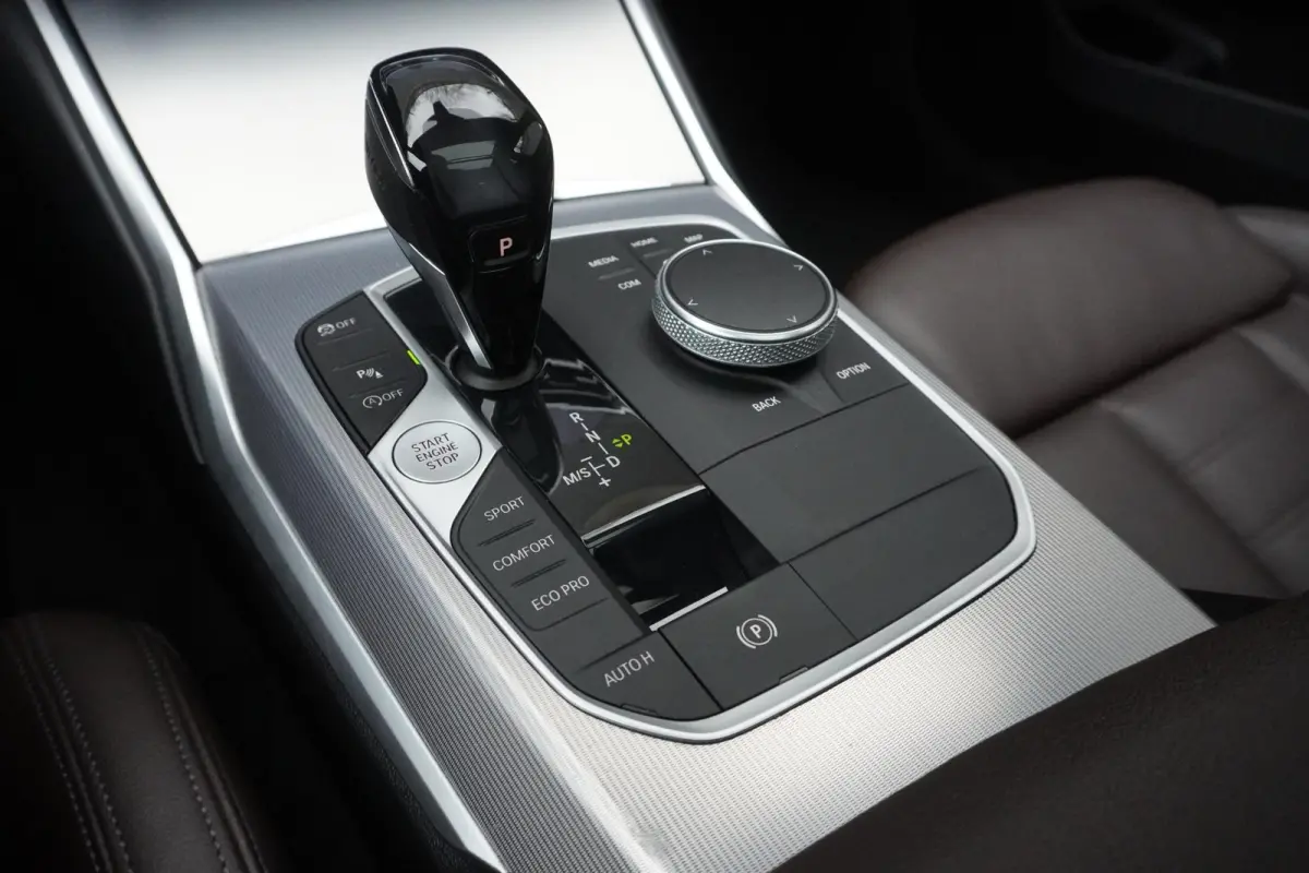 330i High Executive | Glazen panoramadak | Achteruitrijcamera | HiFi System | Elektrisch verwarmde voorstoelen |