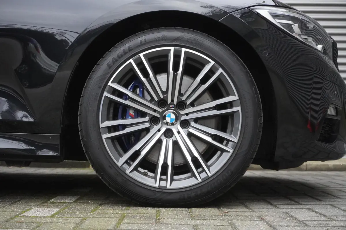 330i High Executive | Glazen panoramadak | Achteruitrijcamera | HiFi System | Elektrisch verwarmde voorstoelen |