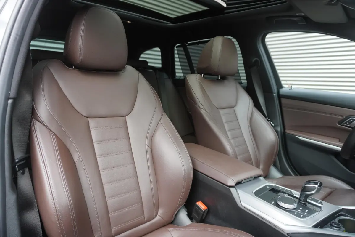 330i High Executive | Glazen panoramadak | Achteruitrijcamera | HiFi System | Elektrisch verwarmde voorstoelen |