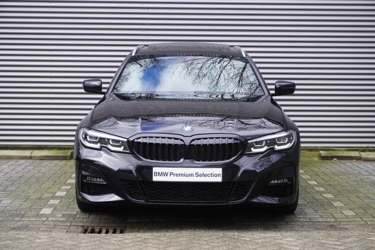 330i High Executive | Glazen panoramadak | Achteruitrijcamera | HiFi System | Elektrisch verwarmde voorstoelen |