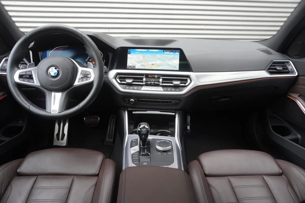 330i High Executive | Glazen panoramadak | Achteruitrijcamera | HiFi System | Elektrisch verwarmde voorstoelen |