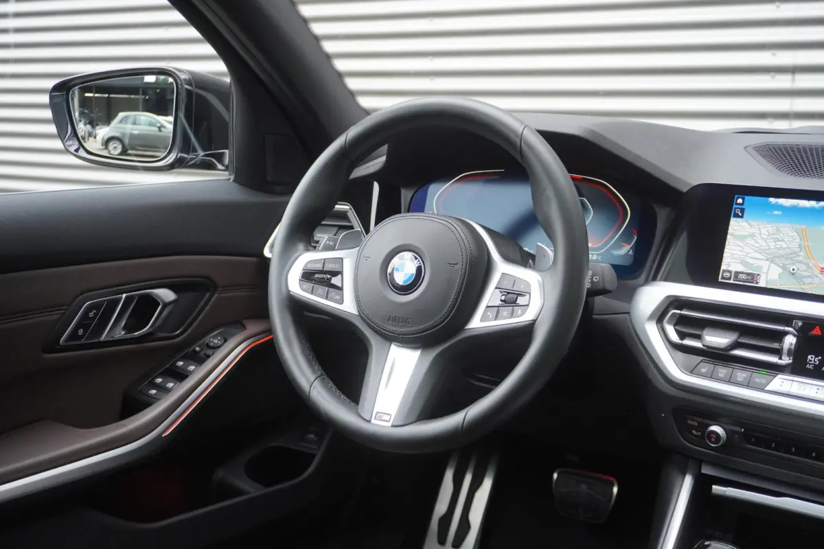 330i High Executive | Glazen panoramadak | Achteruitrijcamera | HiFi System | Elektrisch verwarmde voorstoelen |