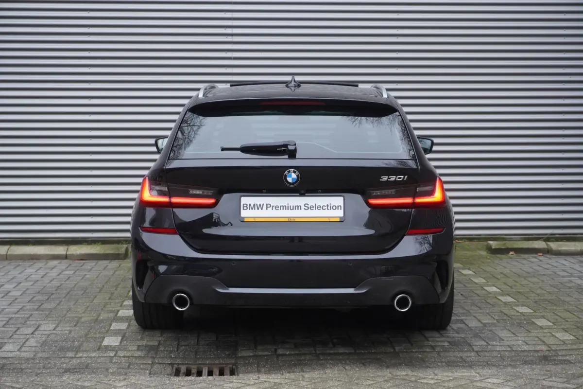 330i High Executive | Glazen panoramadak | Achteruitrijcamera | HiFi System | Elektrisch verwarmde voorstoelen |