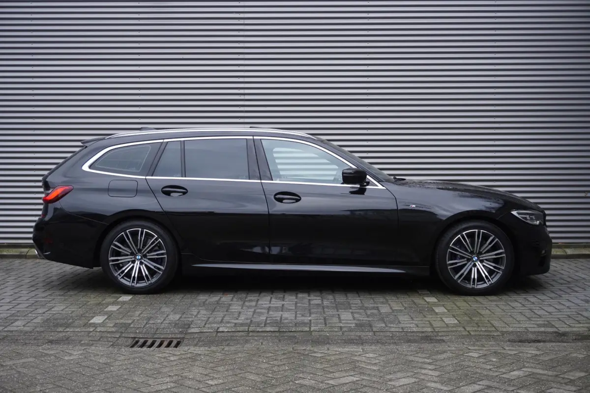 330i High Executive | Glazen panoramadak | Achteruitrijcamera | HiFi System | Elektrisch verwarmde voorstoelen |