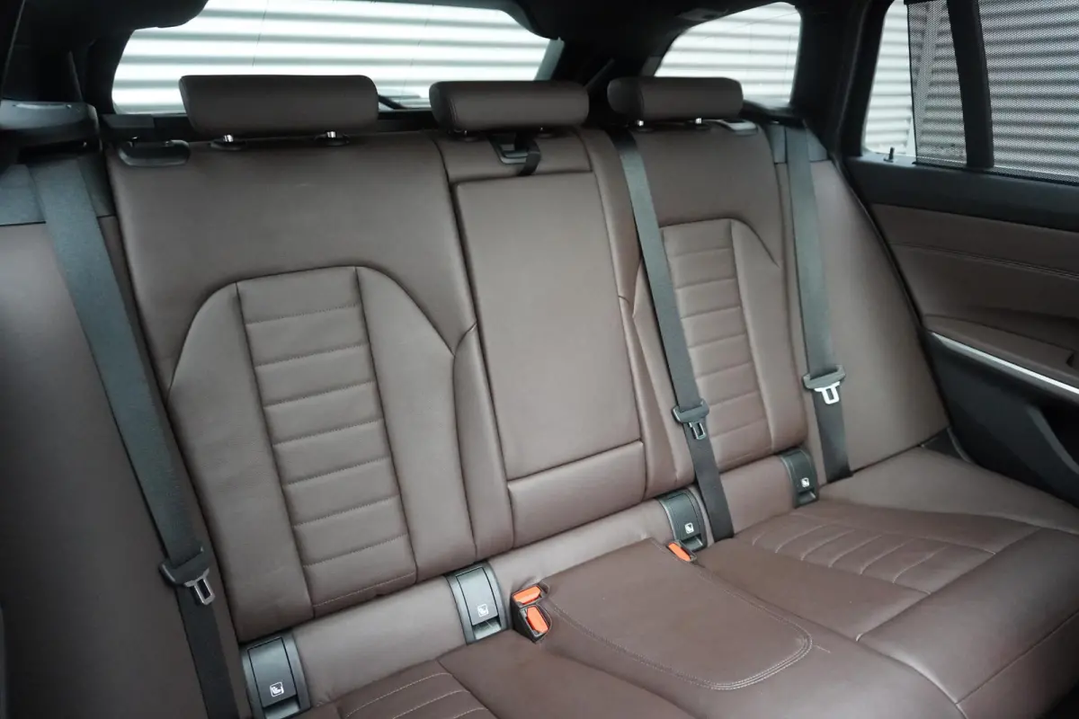 330i High Executive | Glazen panoramadak | Achteruitrijcamera | HiFi System | Elektrisch verwarmde voorstoelen |