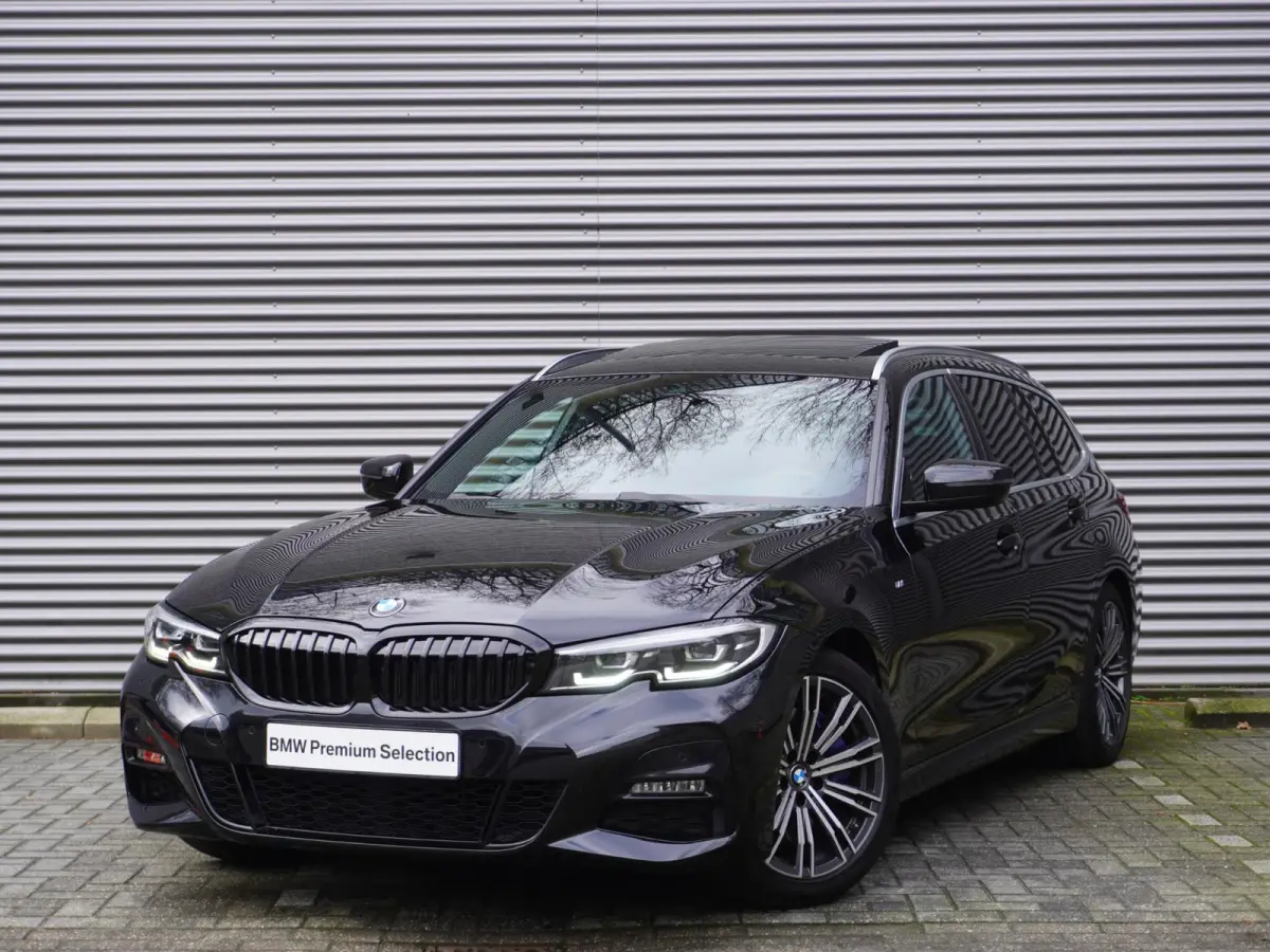 330i High Executive | Glazen panoramadak | Achteruitrijcamera | HiFi System | Elektrisch verwarmde voorstoelen |
