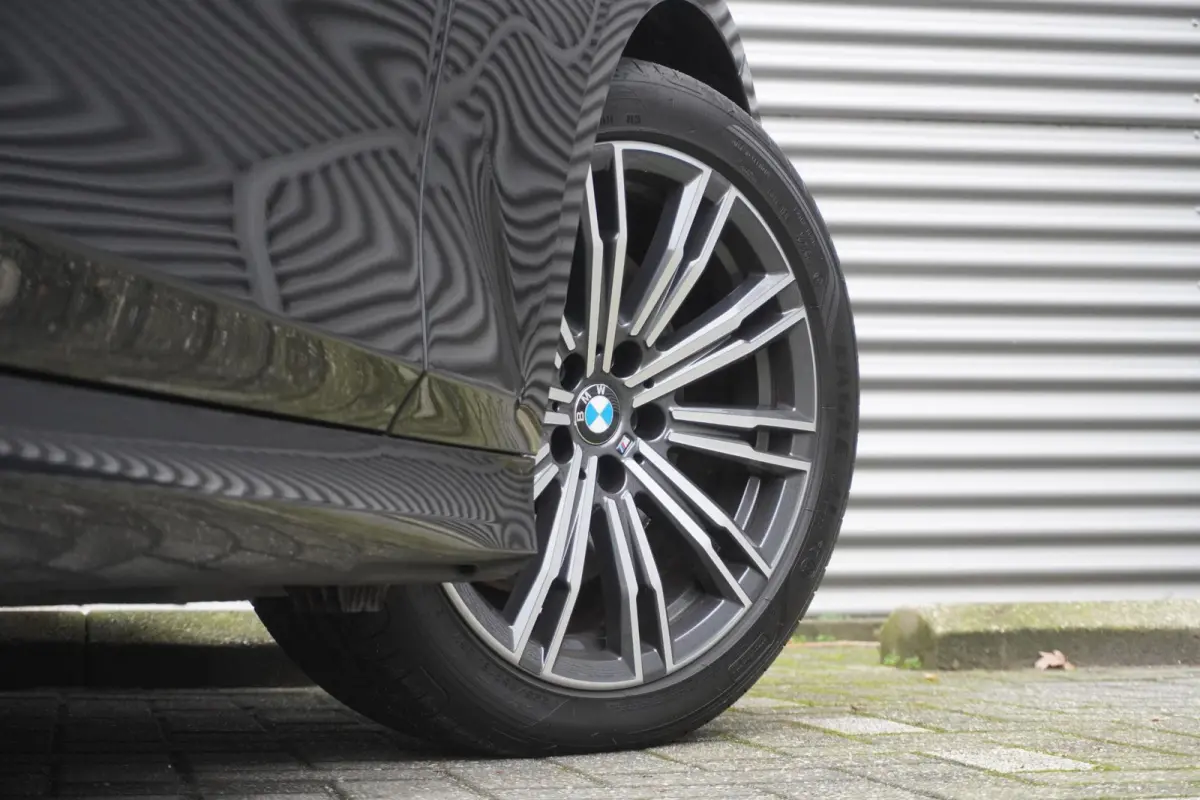 330i High Executive | Glazen panoramadak | Achteruitrijcamera | HiFi System | Elektrisch verwarmde voorstoelen |