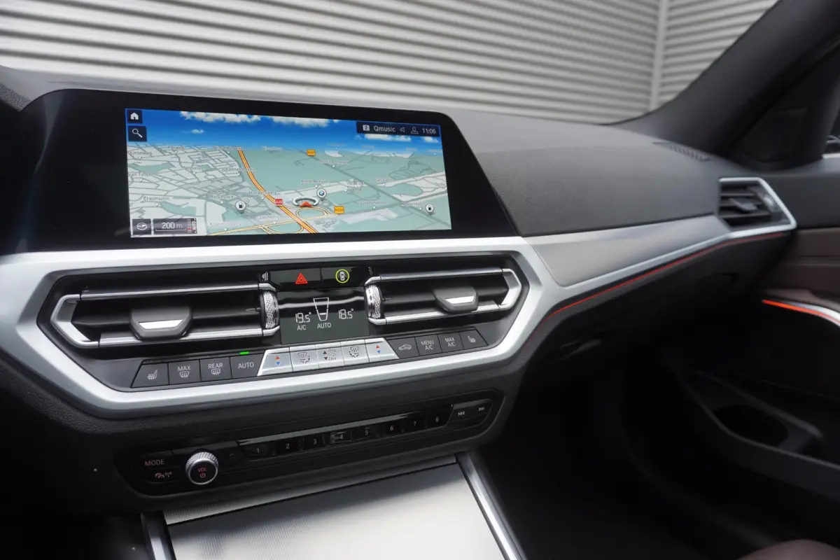 330i High Executive | Glazen panoramadak | Achteruitrijcamera | HiFi System | Elektrisch verwarmde voorstoelen |