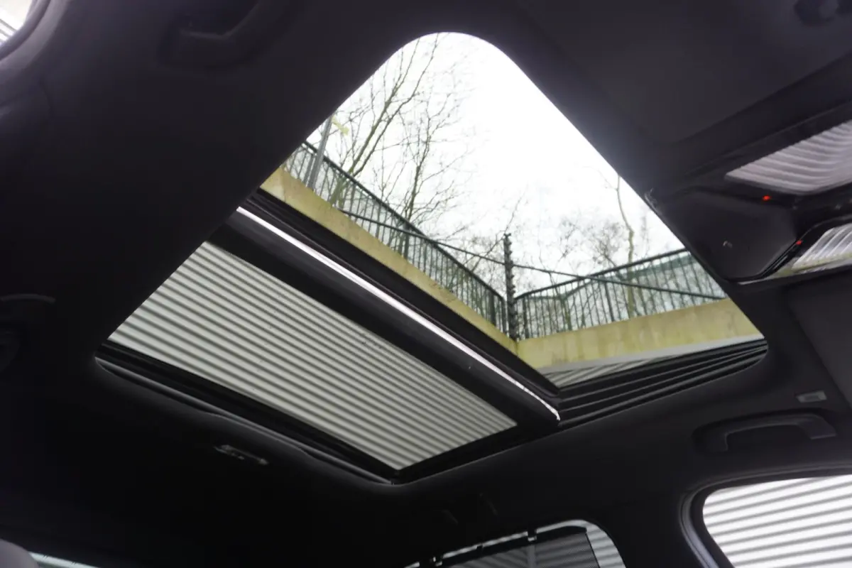 330i High Executive | Glazen panoramadak | Achteruitrijcamera | HiFi System | Elektrisch verwarmde voorstoelen |